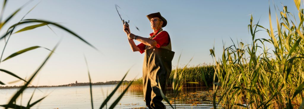 Construction and features of modern fishing waders that prevent water from entering.